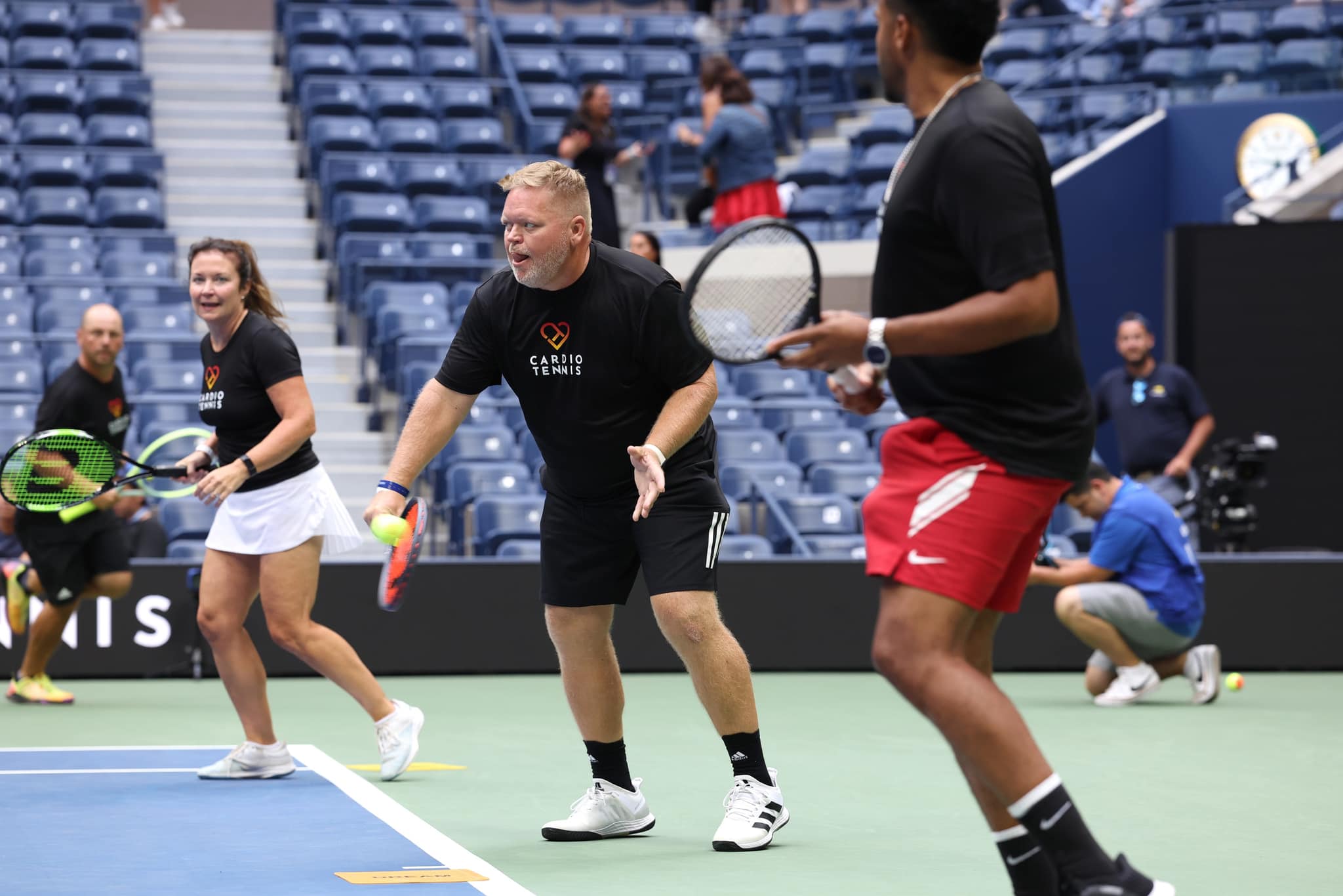 481225108_1051240820357470_7251962934491491256_n Group playing cardio tennis on a court